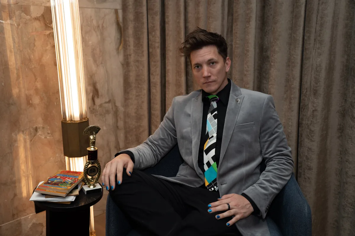 Joe performing rope trick with laughing volunteer